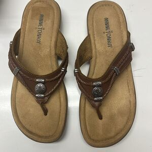 Minnetonka Brown Women’s Silverthorne 360 Thong Memory Foam Leather Sandals-Sz 7